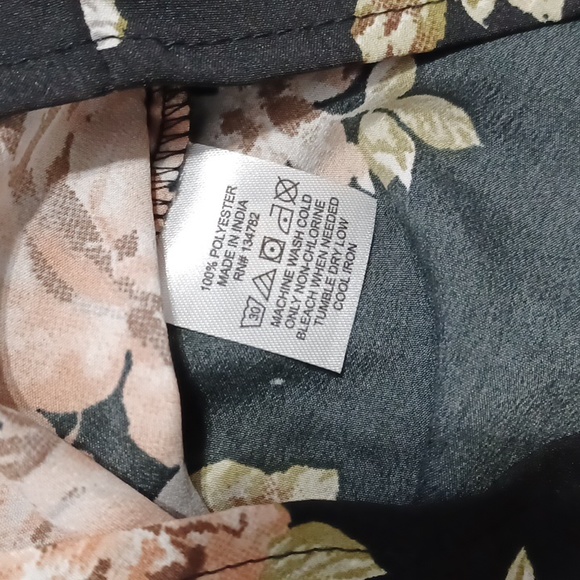 BLUSH top.  Floral flowy top, off shoulder shirt w/ elastic waist.  Medium. NWT - Picture 14 of 15